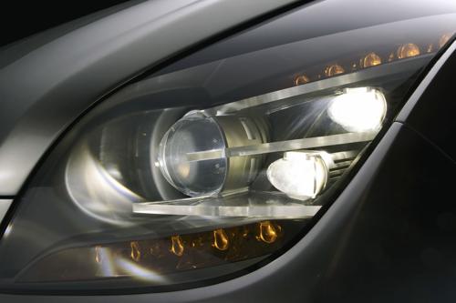 Active cornering headlight system of Mercedes Benz