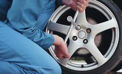 How to interchange car tyres