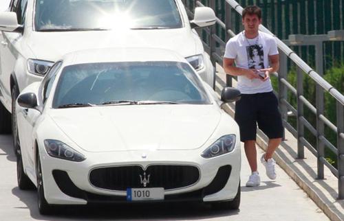 Messi with his car
